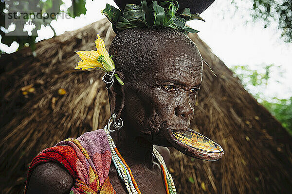 Ältere Surma-Frau mit traditioneller Lippenplatte  Region Omo  Südwest-Äthiopien; Kibish  Äthiopien