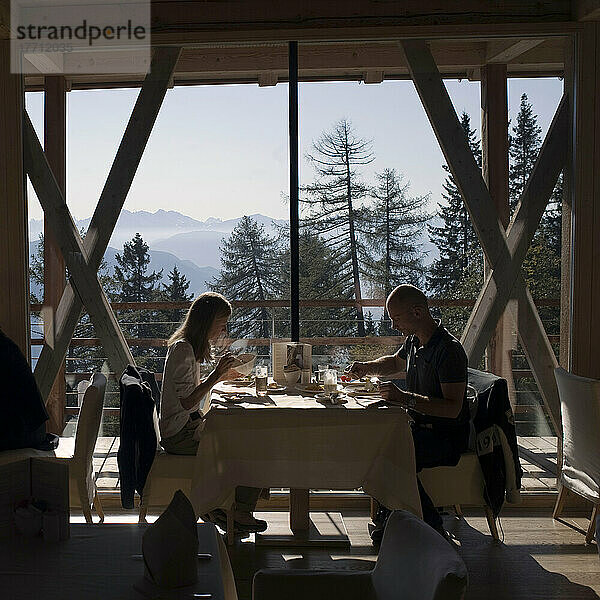Restaurant mit Bergblick. Vigilius Mountain Resort Lana  Südtirol  Italien