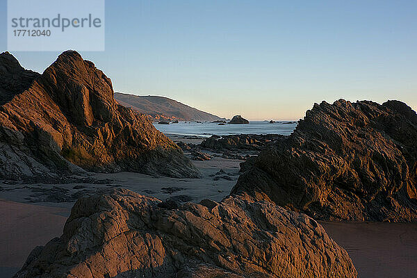 Sonnenuntergang am Pfeiffer Beach  Big Sur  Kalifornien  USA; Big Sur  Kalifornien  Vereinigte Staaten von Amerika