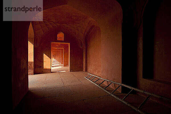 Korridor aus rotem Sandstein in Gebäuden neben dem Taj Mahal  Agra  Indien.