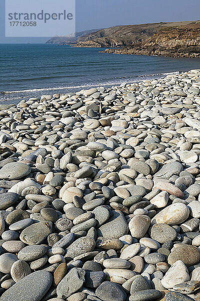 Ein felsiger Strand  Pembrokeshire Coast Path; Pembrokeshire  Wales
