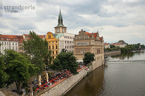 Blick von der Karlsbrücke auf die Prager Altstadt und die Moldau; Altstadt  Prag  Tschechische Republik