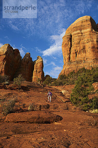 Dramatischer Blick auf rote Sandsteinformationen in Sedona mit Wanderer im Vordergrund; Sedona  Arizona  Vereinigte Staaten von Amerika