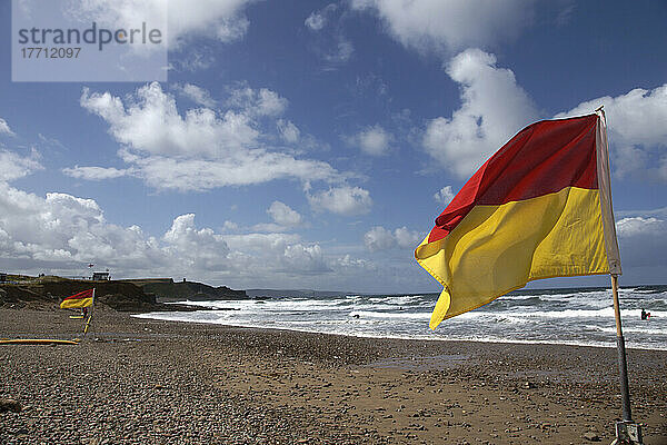Rettungsschwimmerflaggen als Hinweis auf sicheres Baden  Bude  North Cornwall  England  Großbritannien.