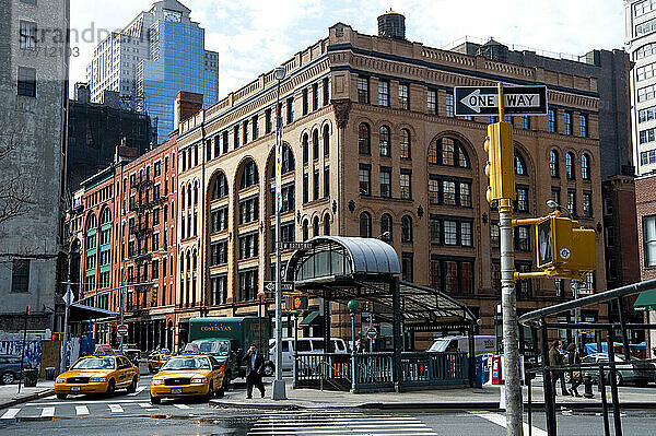 U-Bahn-Station und traditionelle Wohnungen Gebäude in Tribeca  Manhattan  New York  Usa