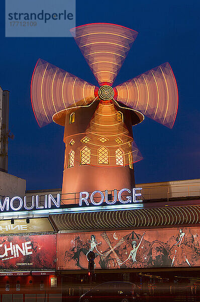 Moulin Rouge in der Abenddämmerung; Paris  Frankreich