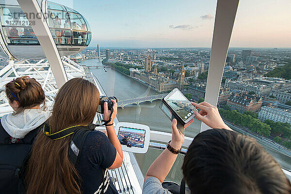 Touristen machen Fotos aus der Vogelperspektive des London Eye.