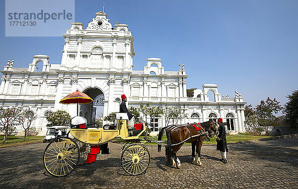 Pferd und Kutsche am Eingang zum Falaknuma Palace Hotel; Hyderabad  Telangana  Indien