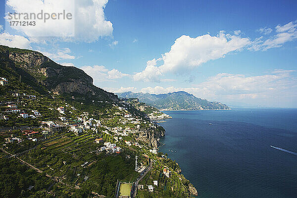 Blick auf die Küste vom Monastero Santa Rosa Hotel und Spa  Amalfiküste; Italien