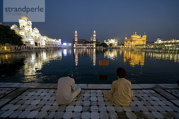 Sikhs im Goldenen Tempel (Sri Harmandir Sahib) Gurdwara und Sarovar (Nektarbecken); Amritsar  Punjab  Indien