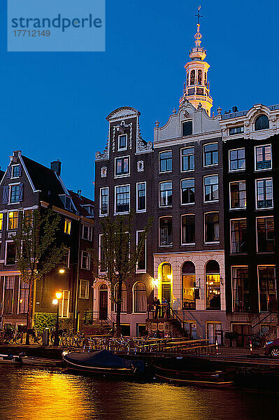 Holland  Bar in Giebelhaus in der Abenddämmerung mit Kirchturm der Zuiderkerk im Hintergrund; Amsterdam