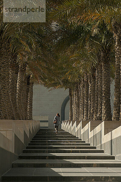 Frau  die die Treppe zum Museum für Islamische Kunst hinaufgeht; Doha  Katar