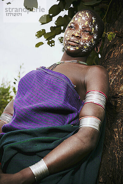 Junge Surma-Frau mit traditionell bemaltem Gesicht  Region Omo  Südwest-Äthiopien; Kibish  Äthiopien