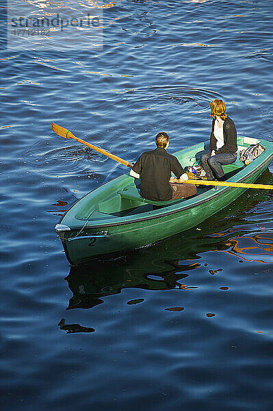Ein Ehepaar paddelt in einem Kanu auf dem Fluss; Hamburg  Deutschland
