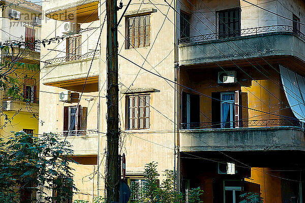 Wohngebäude mit elektrischen Drähten an einem Mast; Beirut  Libanon