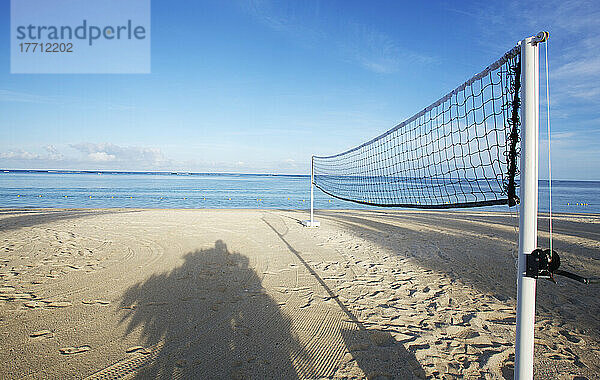 Ein Volleyballnetz an einem weißen Sandstrand; Mauritius