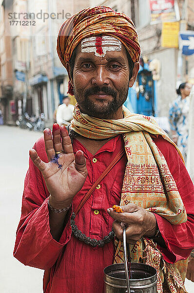 Porträt eines Hindu-Gurus  der auf der Straße nach Tipps fragt; Kathmandu  Nepal