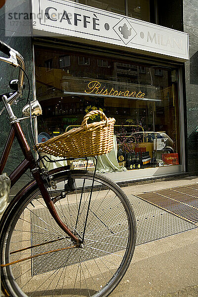 Naki Kouyioumtzis/ Axion Mailand  Italien. Cafe Milan  Fahrrad und Korb