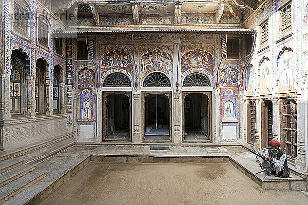 Musiker im Innenhof eines bemalten Haveli in Nawalgarh  Rajasthan  Indien; Nawalgarh  Shekawati  Rajasthan  Indien