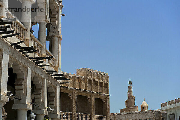 Blick über den Wafi Souk auf das Islamische Kulturzentrum und die Moschee von Katar (Fanar); Doha  Katar
