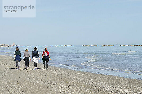 Damen  die am Meeresufer spazieren gehen; Porto San Giorgio  Marken  Italien