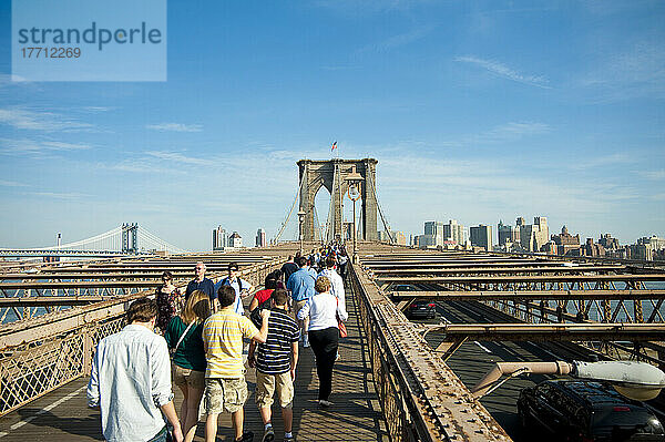 Menschen beim Überqueren der Brooklyn Bridge in Richtung Brooklyn  New York  USA
