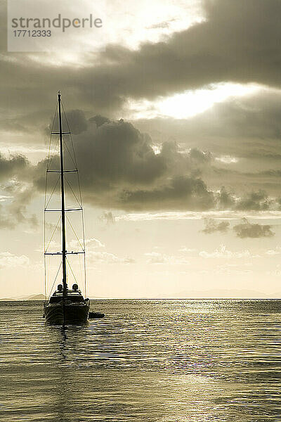 Silhouetted Segelboot bei Sonnenuntergang