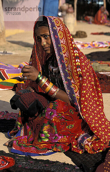 Harijan Woman Dressed In Colorful Sari Selling Textiles  Ludia  Gujarat  Indien