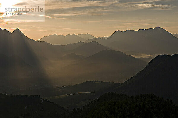 Sonnenaufgang in den Bergen von der Hornkopflhutte  Kitzb