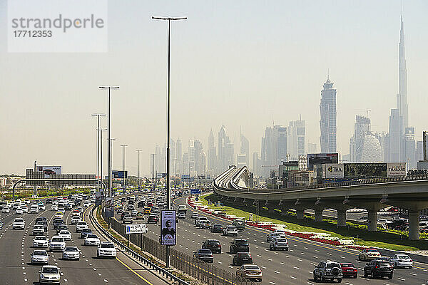Blick entlang der Sheikh Zayed Road in Richtung des Geschäftsviertels und des Burj Khalifa; Dubai  Vereinigte Arabische Emirate