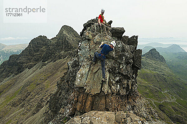Kletterer mit Seil beim Abstieg von einem Teil des Grats unterhalb von Bruach Na Frithe in den Black Cuillin; Isle Of Skye  Schottland