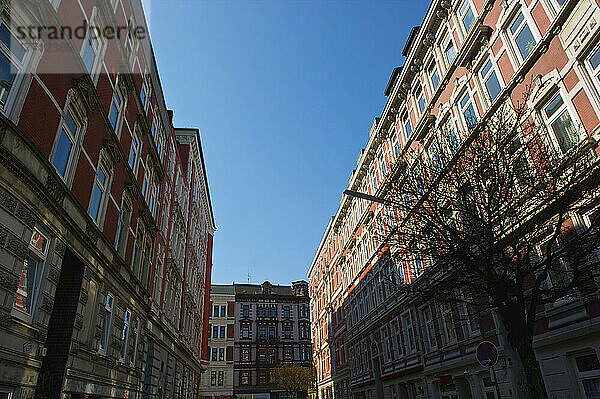 Wohngebäude und ein blauer Himmel; Hamburg  Deutschland