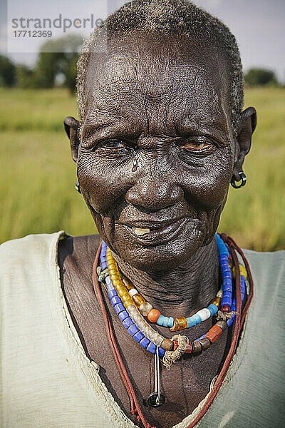 Ältere Nuer-Frau in der Nähe von Gambella in Westäthiopien; Äthiopien