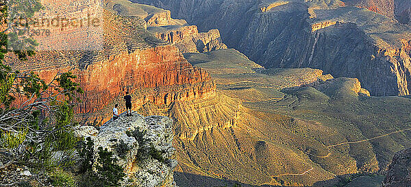 Touristen am Grand Canyon; Arizona  Vereinigte Staaten von Amerika