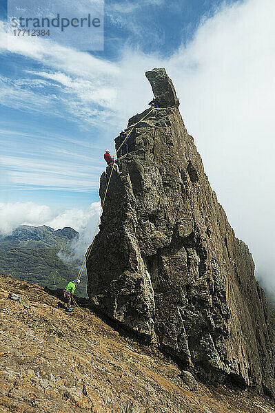 Abseilen von der unzugänglichen Zinne auf dem Gipfel des Sgurr Dearg; Isle of Skye  Schottland