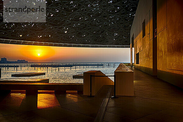 Sonnenuntergang vom Louvre Abu Dhabi aus gesehen; Abu Dhabi  Vereinigte Arabische Emirate
