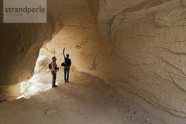 Wanderer erkunden die Felsformationen im Rosental; Kappadokien  Türkei