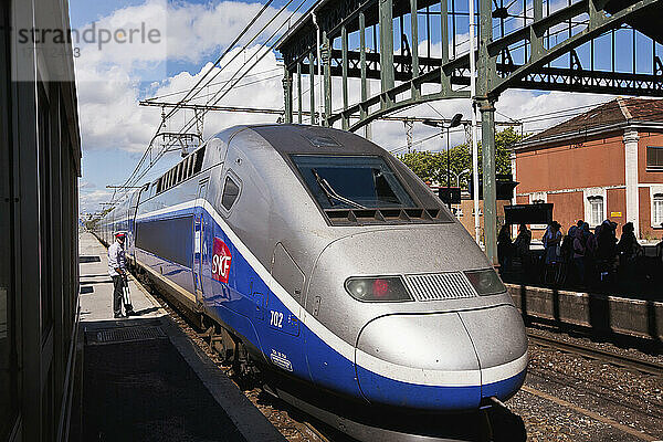 Sncf-Hochgeschwindigkeitszug im Bahnhof von Carcassonne; Frankreich