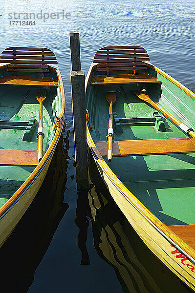 Hölzerne Ruderboote auf einem Kanal; Hamburg  Deutschland