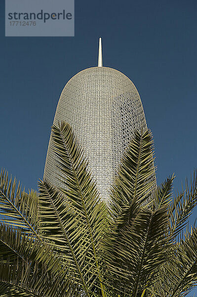 Neues Bürogebäude hinter der Dattelpalme; Doha  Katar