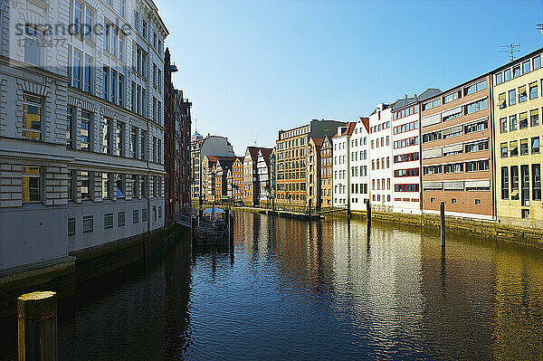 Gebäude entlang eines Kanals; Hamburg  Deutschland