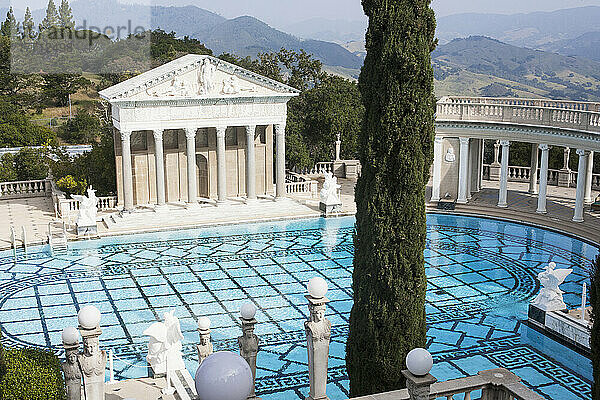 Ein luxuriöser Swimmingpool im Freien mit Blick auf die bergige Landschaft; Kalifornien  Vereinigte Staaten von Amerika