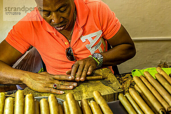 Die Kunst des Zigarrenrollens in Alt-Havanna.