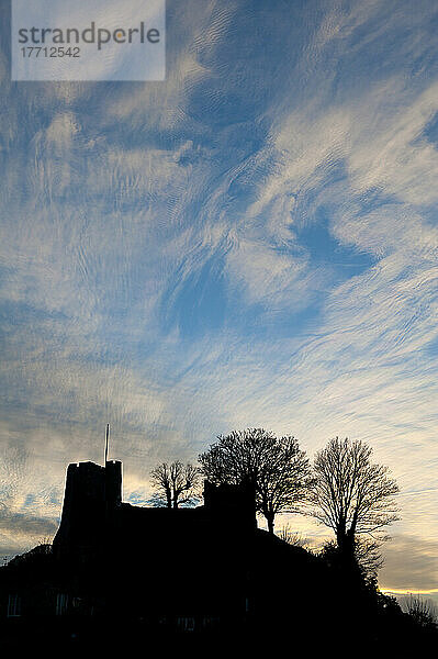 Silhouette von Lewes Castle mit Makrele Himmel hinter in der Abenddämmerung; Lewes  East Sussex  England