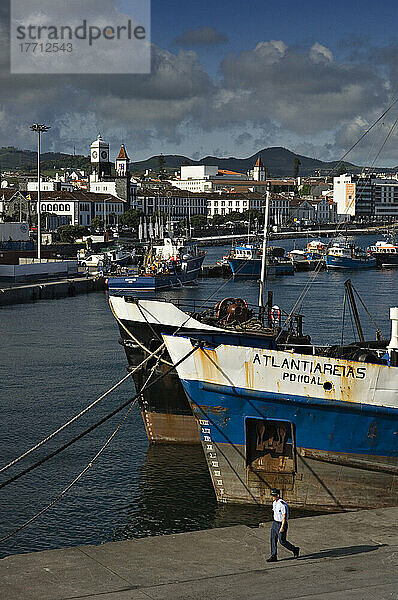 Der Hafen von Ponta Delgada; Ponta Delgada  Sao Miguel  Azoren  Portugal