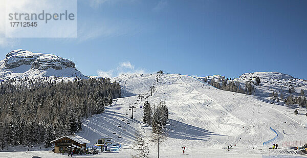 Skipiste in der Nähe des Berges Sass de Stria im Schnee  Dolomiten  Belluno Provence von Venetien  Italien; Sass de Stria  Belluno Venetien  Italien