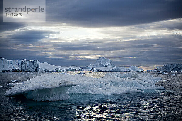 Eine Mitternachtsfahrt durch den Ilulissat-Eisfjord  eine der Unesco-Welterbestätten. Grönland.