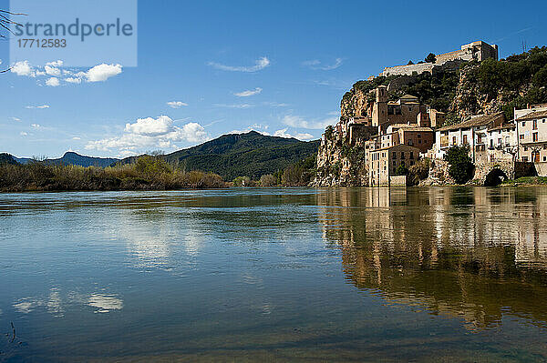 Blick auf Miravet  den Fluss Ebro und die Burg  Miravet  Tarragona  Spanien