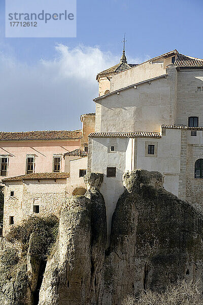 Cuenca ist eine UNESCO-Weltkulturerbestätte in der Region Kastilien-La Mancha  zwischen den Schluchten der Flüsse JÃºcar und HuÃ©car. Sein historisches Zentrum Die Kathedrale  Casas Colgadas (Hängende Häuser) blickt auf felsige Canyonwände im Herzen der Cuenca-Berge.