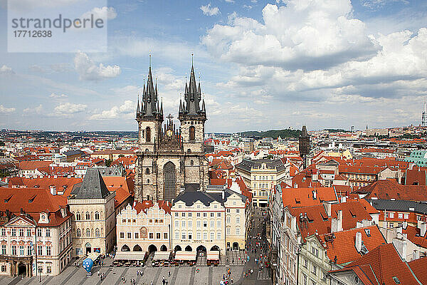 Luftaufnahme des Prager Altstädter Ringes mit Blick auf die Frauenkirche vor dem Tyn; Altstädter Ring  Prag  Tschechische Republik